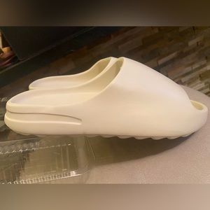 (NWOT) EEZY UNISEX FOAM SLIDES CREAM EURO 42-43 US W 10.5-11 M 9